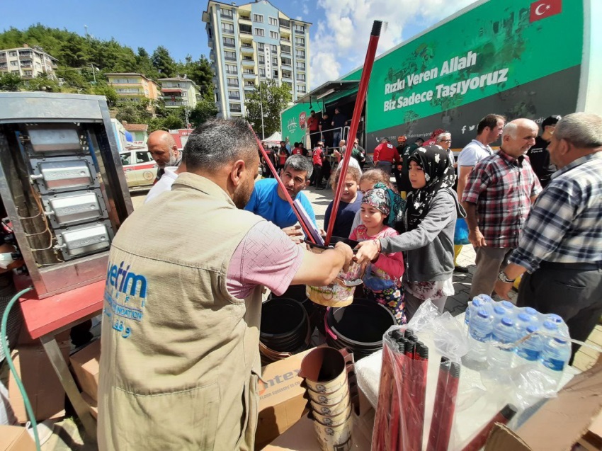 Orphan Foundation Reaches the Flood-Affected Region yetim-vakfi-sel-bolgesinde-galeri-575jfif